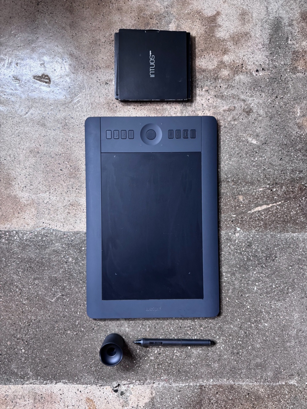 Wacom Intuos Pro Medium Graphic Drawing Tablet